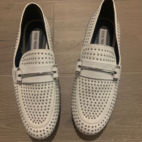 Steve Madden Other - Steve Madden White Studded KAST Flat Loafers - Size 8